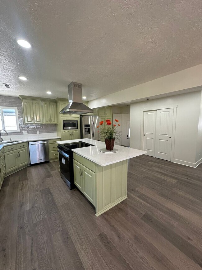 Foto del edificio - Modern 4-Bedroom South Ogden Home with 2 K...