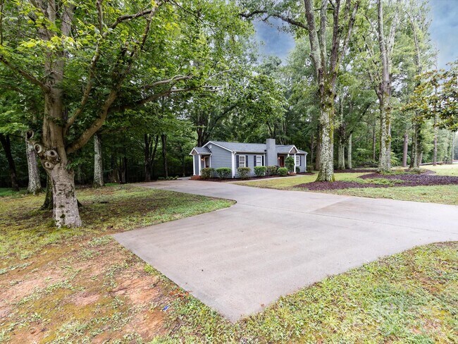 Foto del edificio - 3109 Forest Lawn Dr