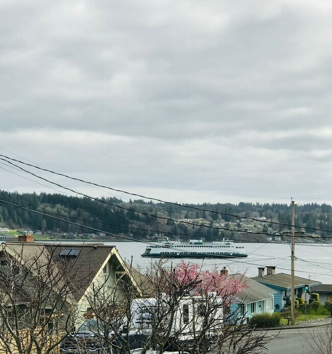 Building Photo - Gorgeous Manette view home now available