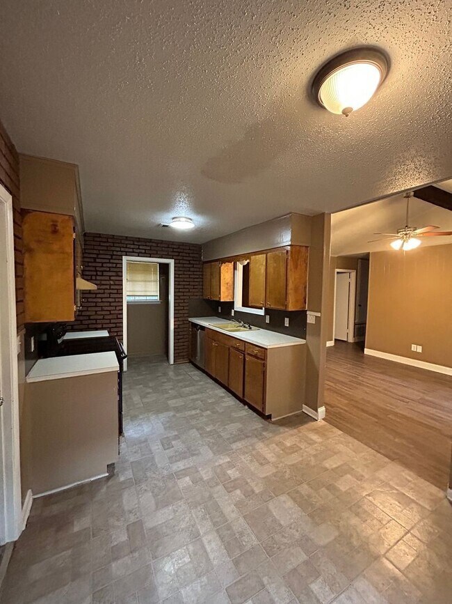 Building Photo - 3 br, 1.5 bath House - 822 Poleman