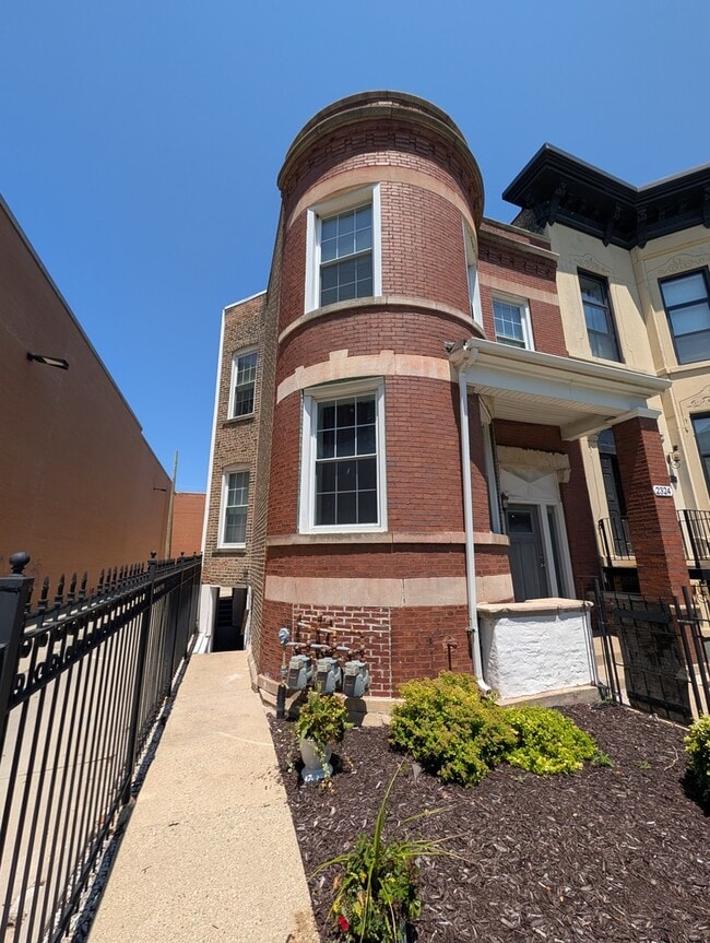 Building Photo - 2324 W Monroe St