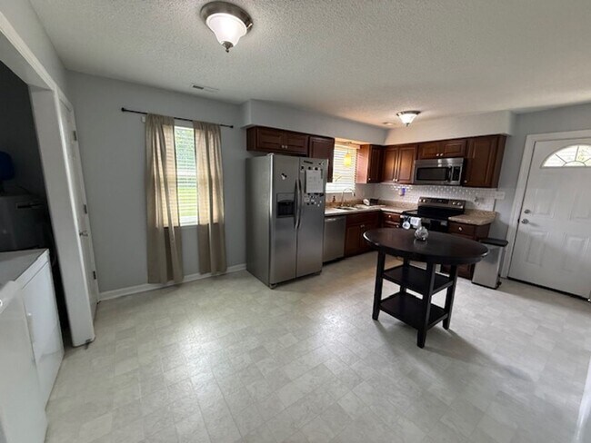 Foto del edificio - Rental Home Avail off of Gum Branch!