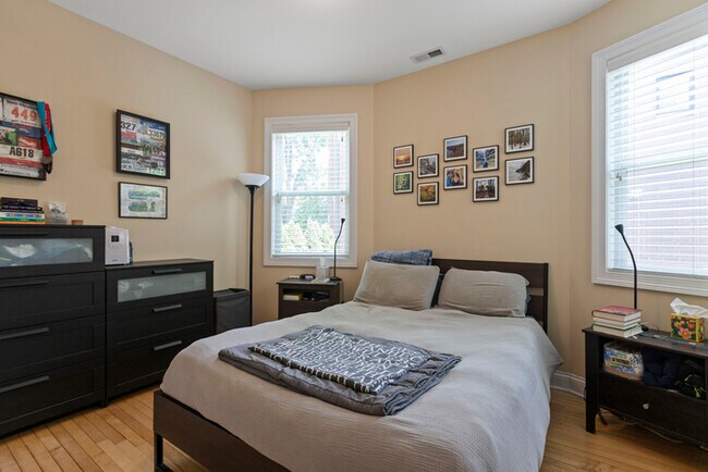 Foto del edificio - gorgeous 2 bed 1 bath condo with garage sp...