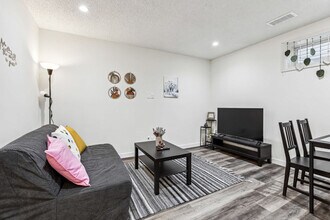 Building Photo - 31 Cranfield Manor SE