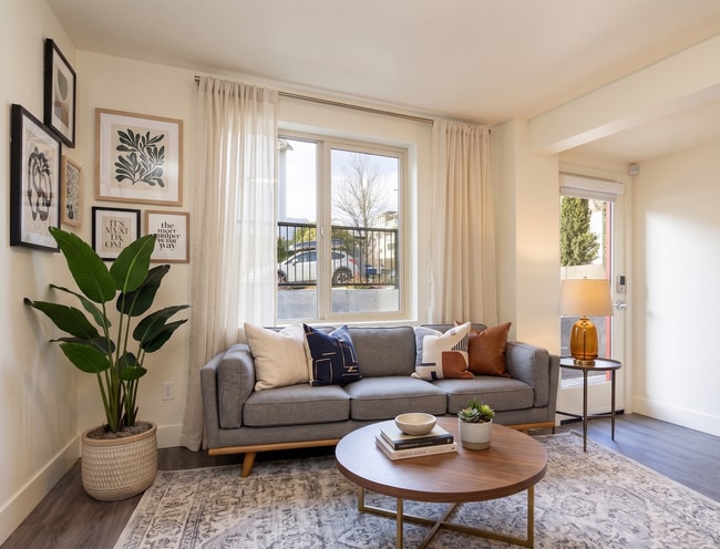 Building Photo - Seattle 3 Bedroom Apartment for Rent | Newly Remodeled Home with In-Unit Washer/Dryer, Private En...