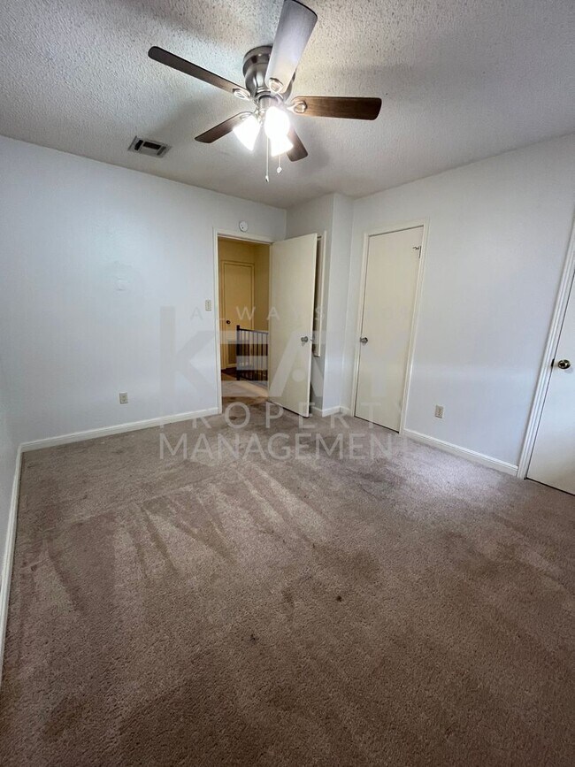 Building Photo - Adorable townhouse located minutes away fr...