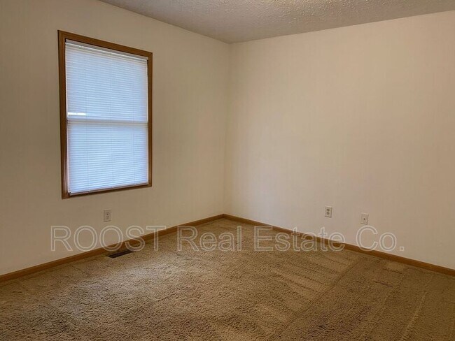 Building Photo - 194-214 Woodsview Dr