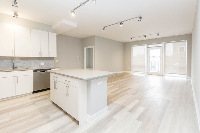 Building Photo - 1554 N Talman Ave