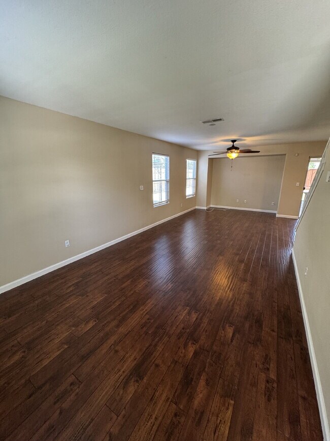 Foto del edificio - Beautiful 4-Bedroom Home with Spacious Backyard & Covered Patio