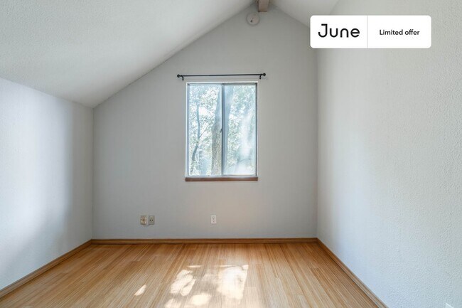 Foto del edificio - Private bedroom in 4 bed/2 bath Home