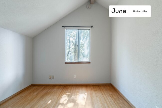 Building Photo - Private bedroom in 4 bed/2 bath Home
