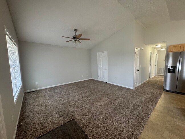 Foto del edificio - Newly Renovated 3BR 2BA home close to GM, Magna, Industrial Park