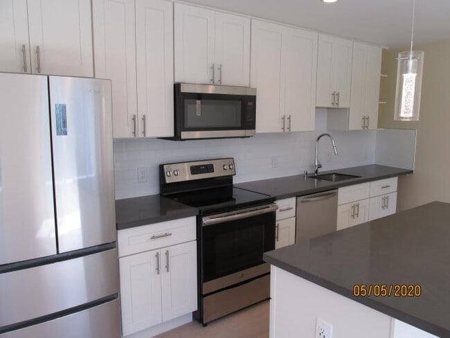 Building Photo - 3 bedroom in Oakland CA 94610