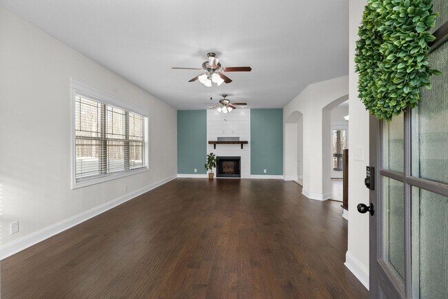 Foto del edificio - 3 Bed 2/2 Bath home nestled on an Acre of ...