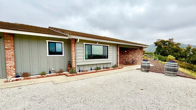 Building Photo - Beautifully Furnished & Appointed, Shorter...