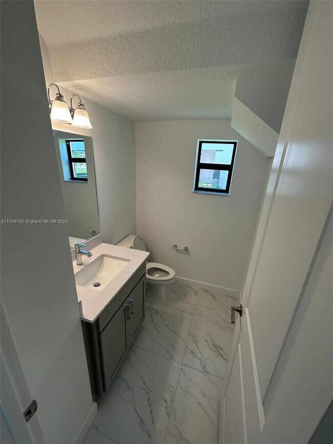 Foto del edificio - 1323 Whitcombe Dr
