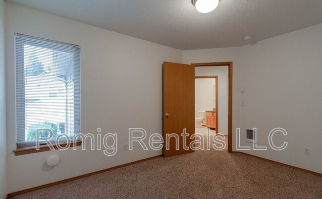 Building Photo - 8109 NE 36th Ct