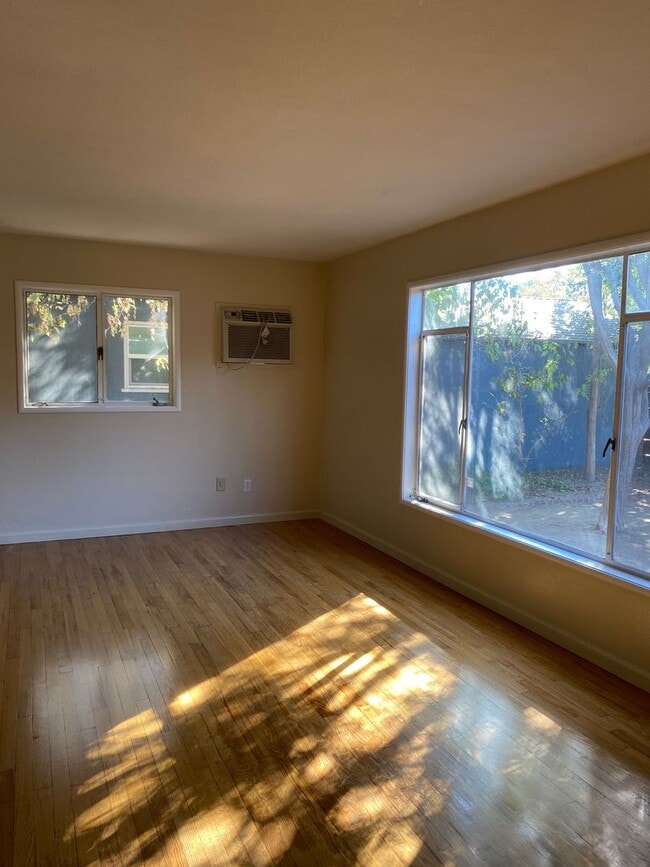 Building Photo - Quaint 2 Bedroom Duplex