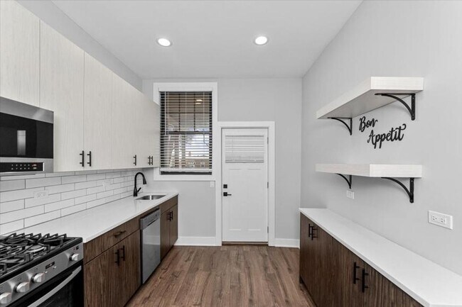 Foto del edificio - 3 bedroom in Chicago IL 60618