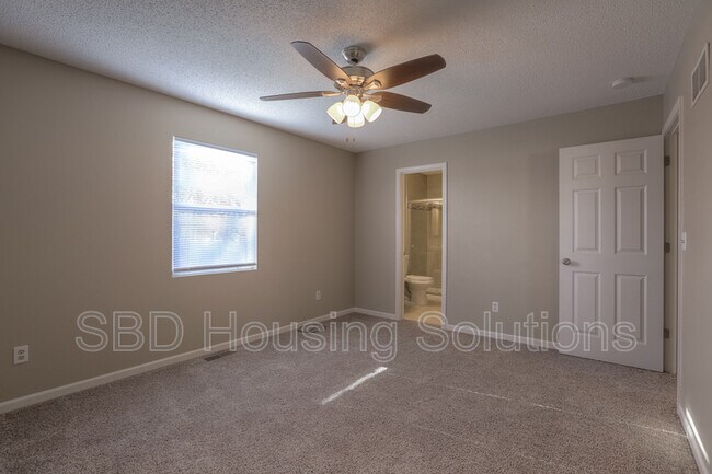 Foto del edificio - 1129 NE Bryco Dr