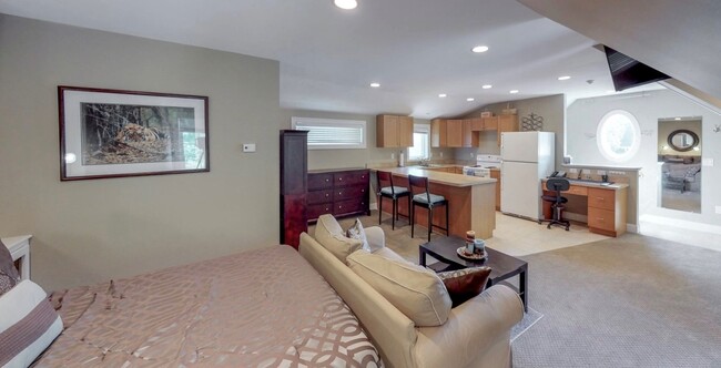 Building Photo - 35 Paddock Ln