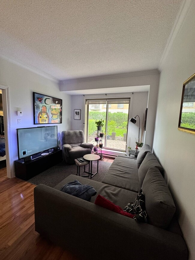 Building Photo - 8580 Rue Raymond-Pelletier