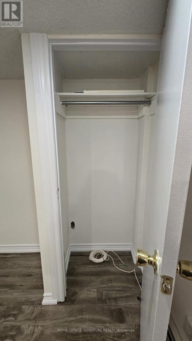 Photo du bâtiment - 3661 Lake Shore Blvd W