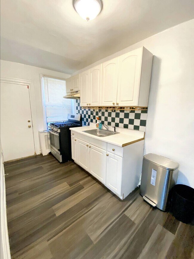 Building Photo - Beautiful 3 bedroom Townhouse available fo...