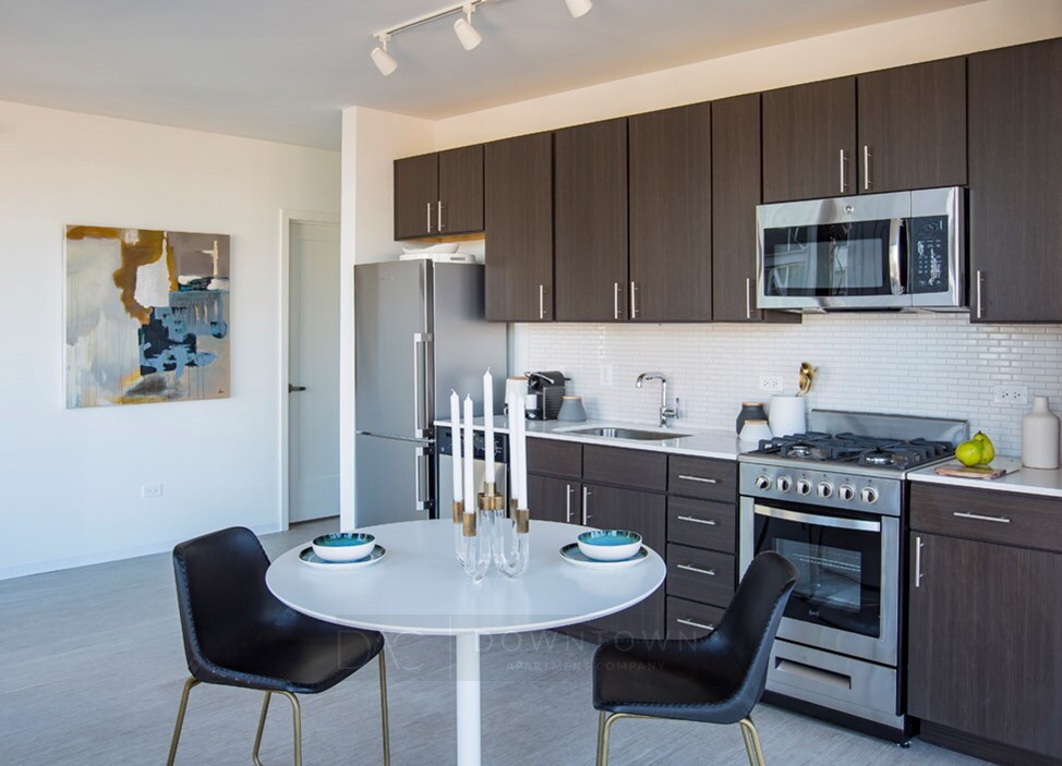 Foto principal - 661 N LaSalle Dr