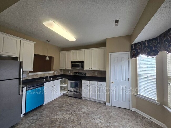 Building Photo - 210 Brittany Way