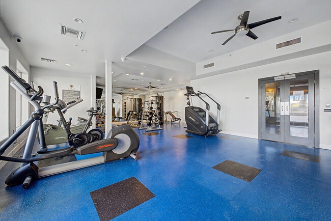 Building Photo - 945 E Playa del Norte Dr