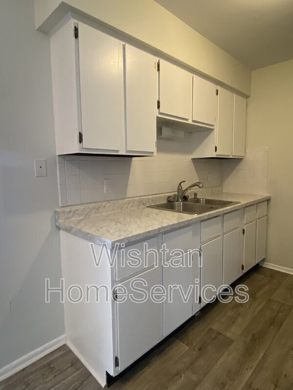Foto del edificio - 219 Charleston Blvd