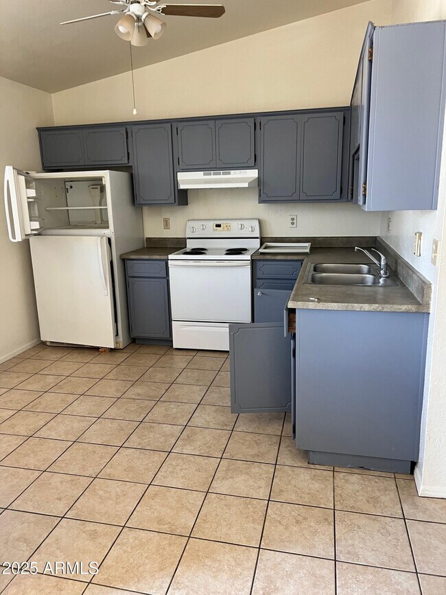 Foto del edificio - 4805 E Caballero Cir
