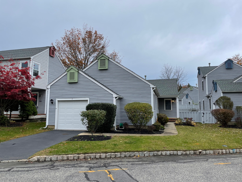 Primary Photo - 7 Turnberry Cir