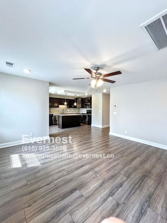 Foto del edificio - 3-Bedroom, 3-Bathroom Home with Convenient...