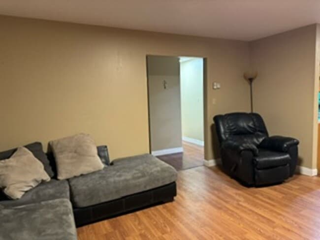 Building Photo - Spacious home