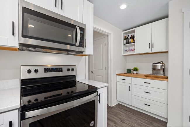 Building Photo - Stylish, Spacious & Steps from WWU and Fai...