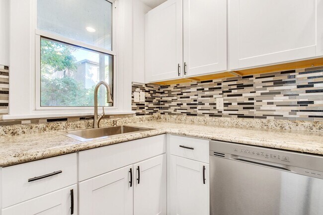 Building Photo - Updated Home with 3 Beds, 1.5 Baths, and B...