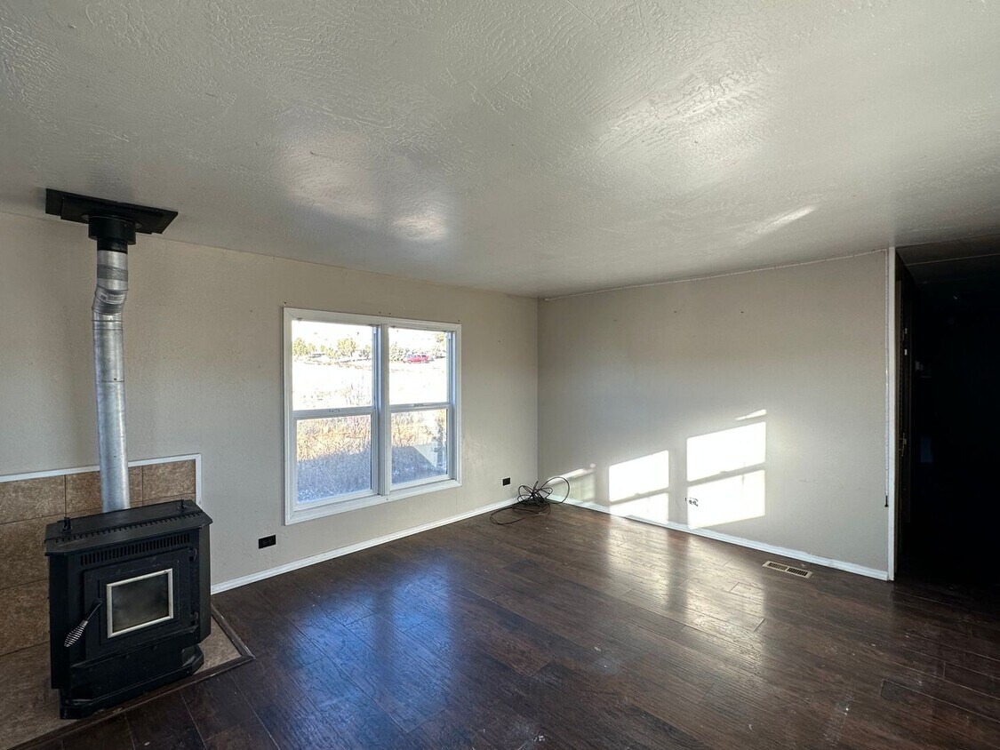 Primary Photo - 3 Bedroom 1 Bathroom trailer available to ...