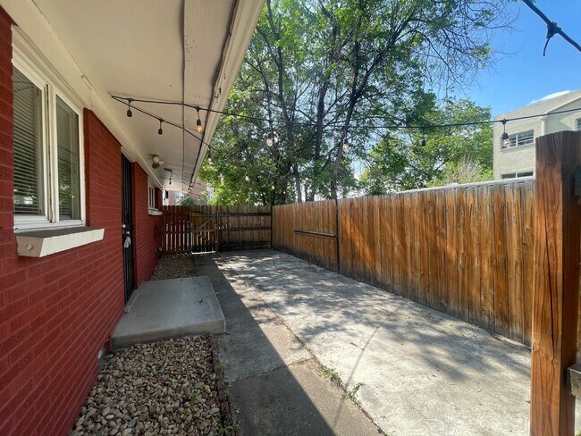 Foto del edificio - Charming 2 Bedroom, 1 Bathroom Duplex in A...