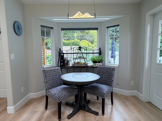 Building Photo - Executive 5 bed/4 bath home, POOL with pool service, decks with VIEWS, two kitchen/living room ar...