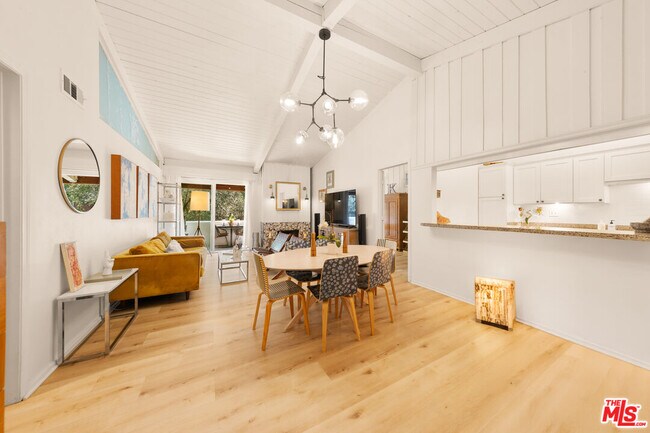 Foto del edificio - 6425 Green Valley Cir