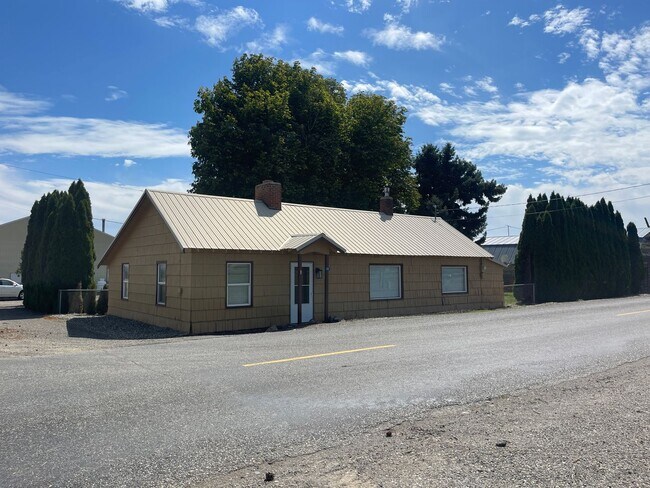 Building Photo - Country Farm House for Lease