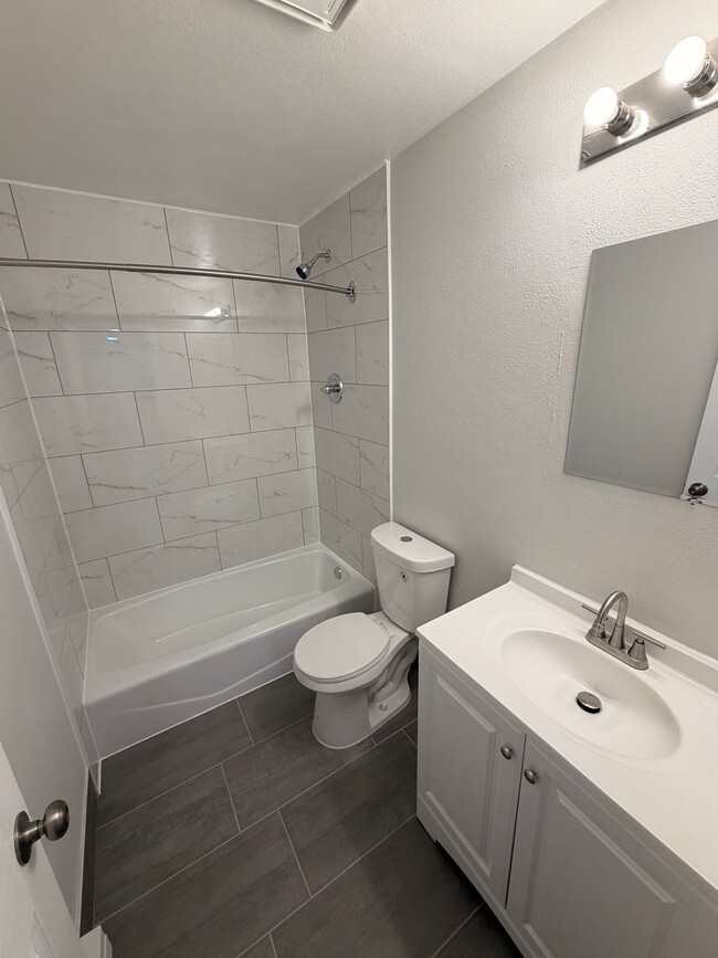 Building Photo - 210 High Line St