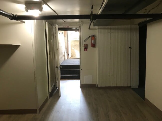 Building Photo - Room ~ Close to Campus