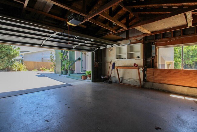 Foto del edificio - 298 Country Club Dr