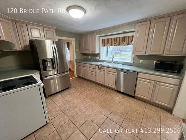 Foto del edificio - 120 Bridle Path Rd