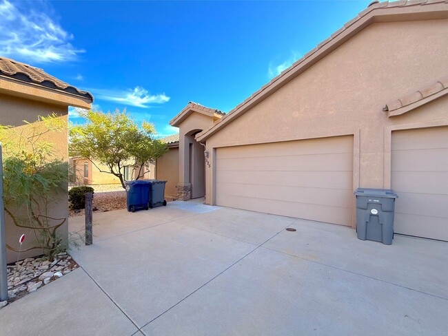 Building Photo - 3 Bed, 2 Bath, 2 Car garage Duplex Unit