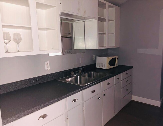 Building Photo - 918 Peden St