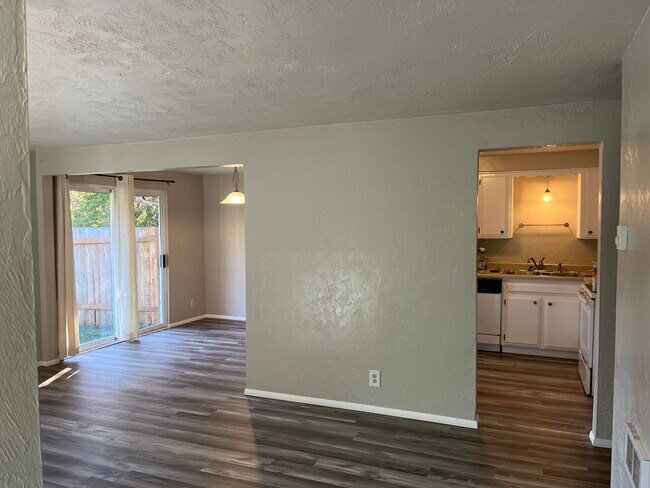 Foto del edificio - 2409 NW Garryanna St